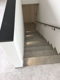 Treppenaufgang mit Gro&szlig;formatfliesen